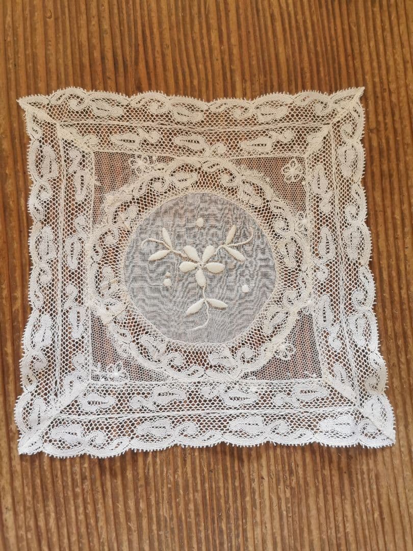 アンティークノルマンディーレース 菫刺繍 ハリのあるリネンドイリー 淡桃クリーム