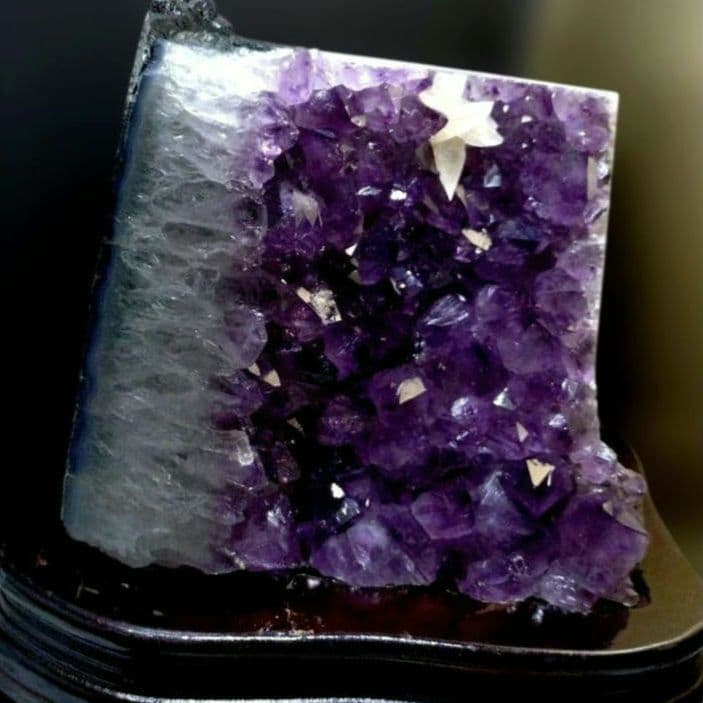 ✴️美品✴️虹入り✴️カルサイト共生✴️ブラジル産アメジストクラスター6.9Kg