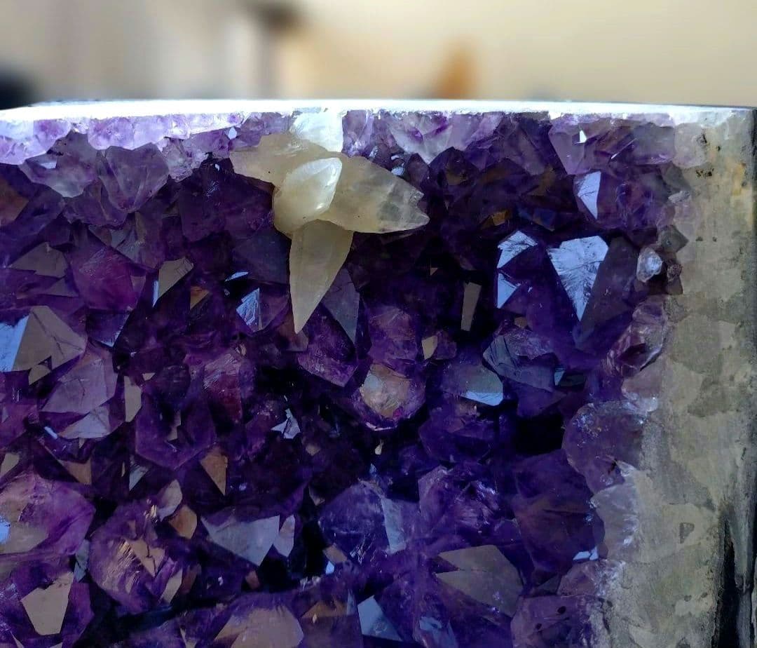 ✴️美品✴️虹入り✴️カルサイト共生✴️ブラジル産アメジストクラスター6.9Kg