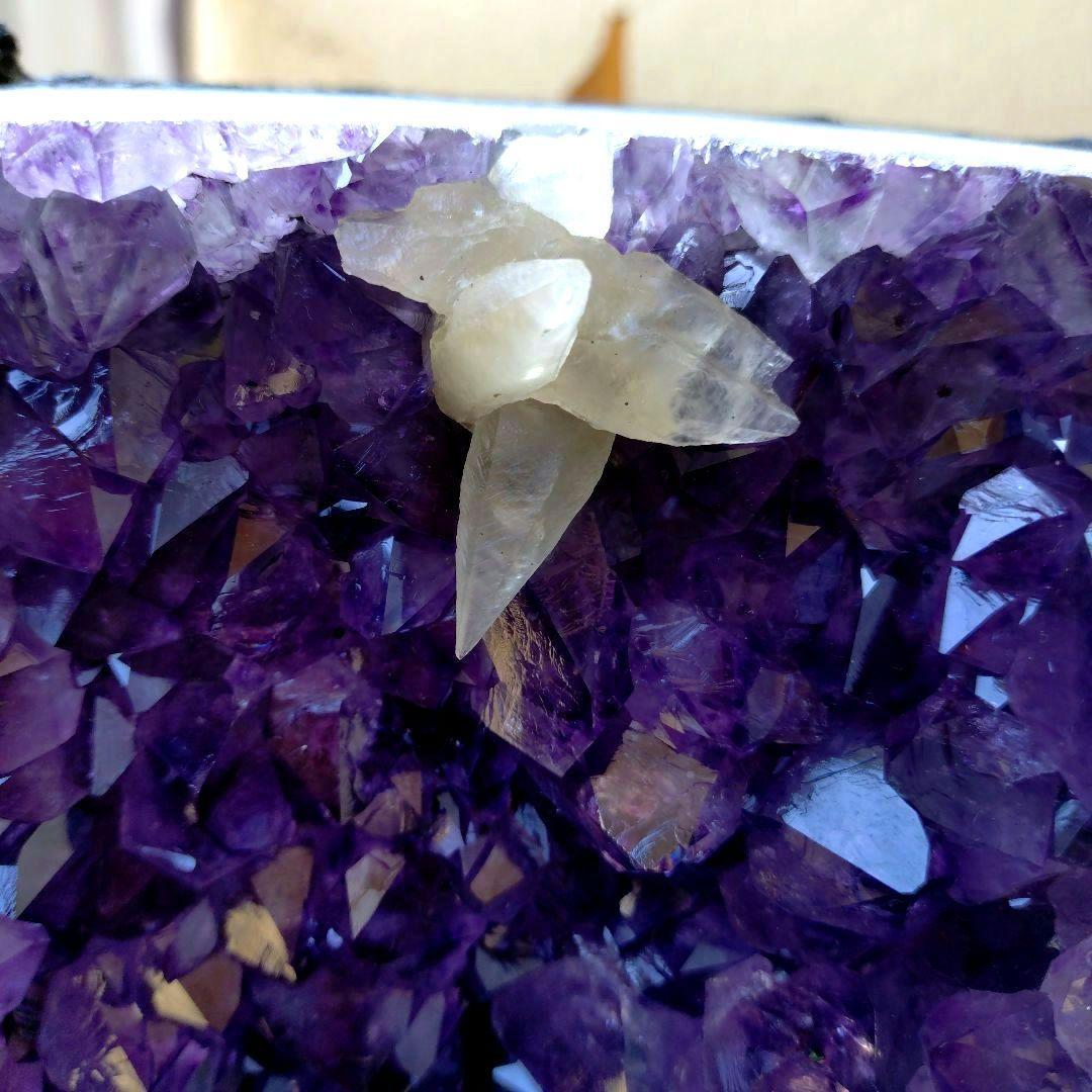✴️美品✴️虹入り✴️カルサイト共生✴️ブラジル産アメジストクラスター6.9Kg